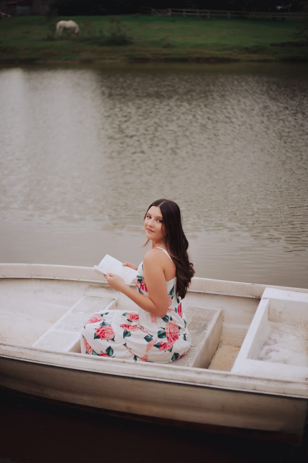 Foto da aniversariante Ryanna sentada em um barco